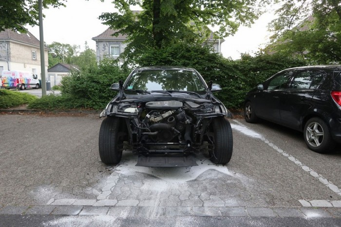 Éjjel, a parkolóban belezték ki ezt a BMW-t