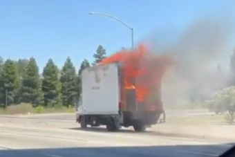 Te, hogyan reagálnál, ha elhúzna melletted egy lángoló teherautó?