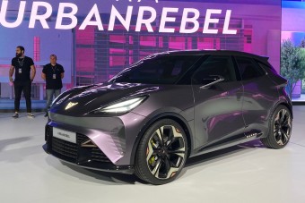 Megvalósult az autóipar legnagyobb nőcsábászának álma