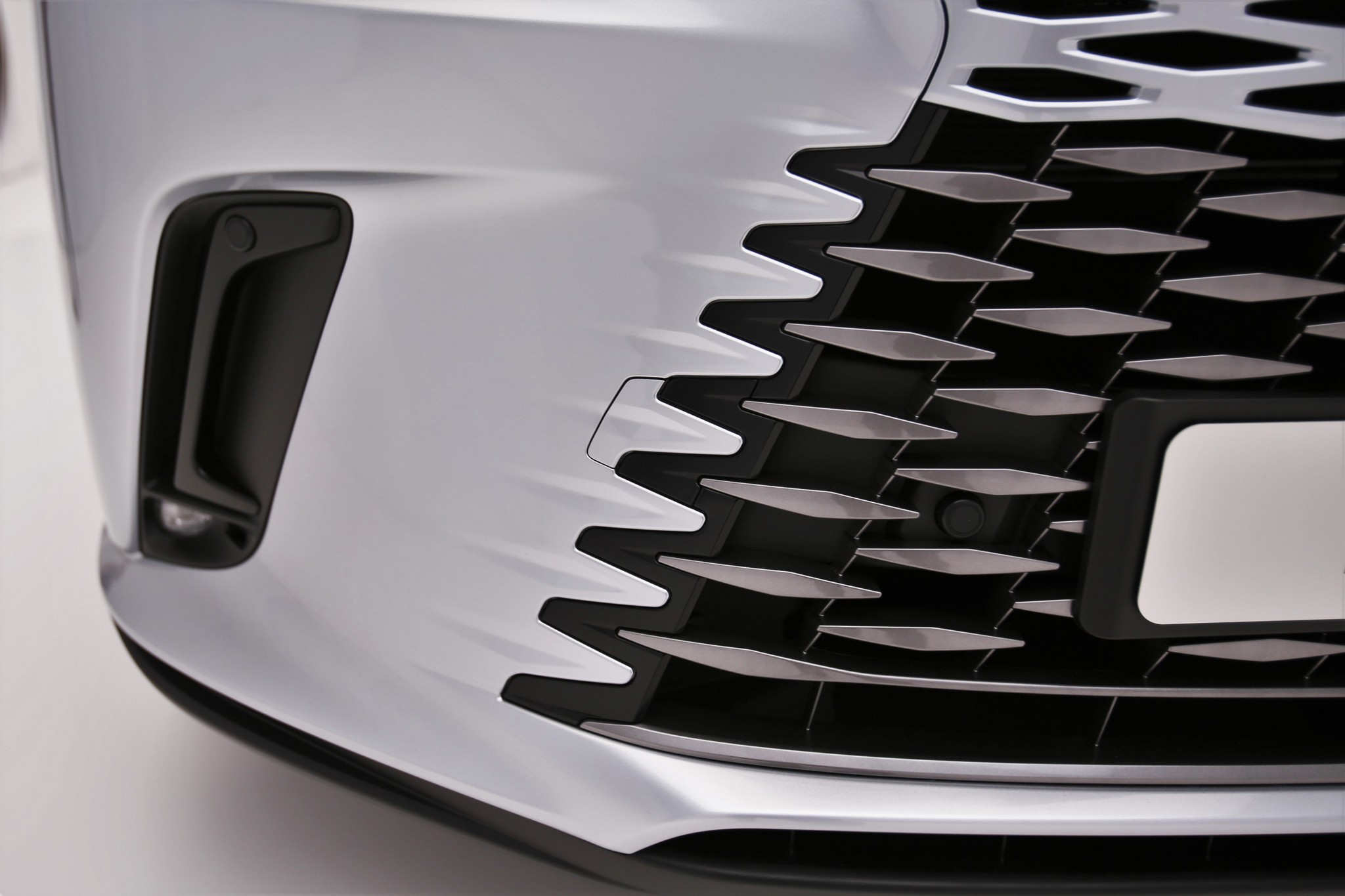 Turbóval, kisebb motorral, nagyobb kényelemmel – Itt az új Lexus RX! 19