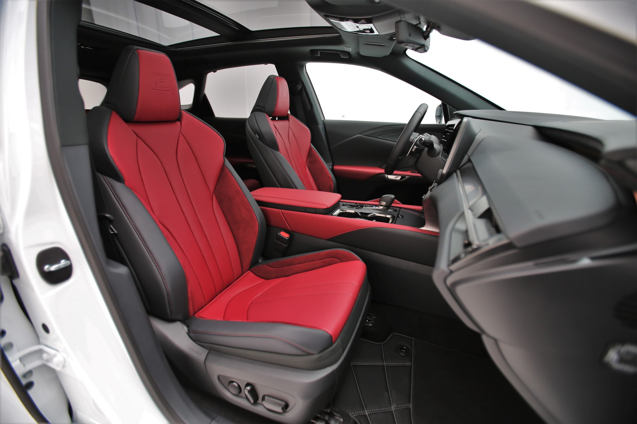 Turbóval, kisebb motorral, nagyobb kényelemmel – Itt az új Lexus RX! 25