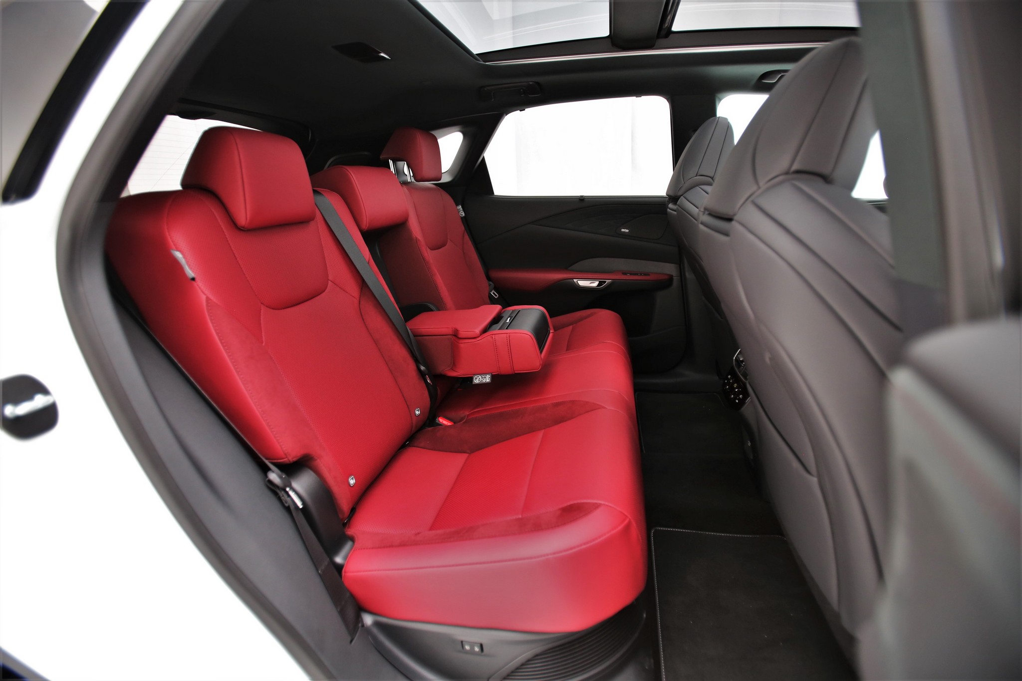 Turbóval, kisebb motorral, nagyobb kényelemmel – Itt az új Lexus RX! 26