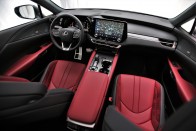 Turbóval, kisebb motorral, nagyobb kényelemmel – Itt az új Lexus RX! 65