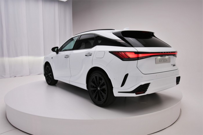 Turbóval, kisebb motorral, nagyobb kényelemmel – Itt az új Lexus RX! 88 Turbóval, kisebb motorral, nagyobb kényelemmel – Itt az új Lexus RX! 88