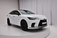 Turbóval, kisebb motorral, nagyobb kényelemmel – Itt az új Lexus RX! 75