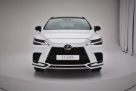 Turbóval, kisebb motorral, nagyobb kényelemmel – Itt az új Lexus RX! 76