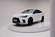 Turbóval, kisebb motorral, nagyobb kényelemmel – Itt az új Lexus RX! 77