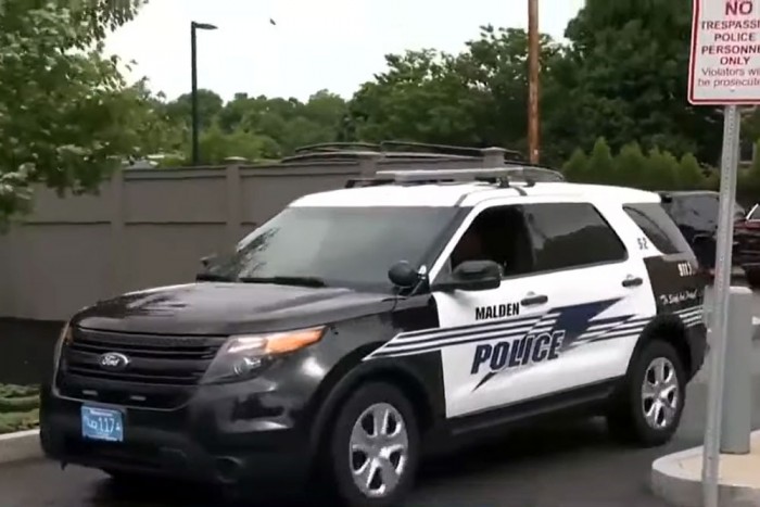 Kínos: a kapitányság elől kötötték el a rendőrautót