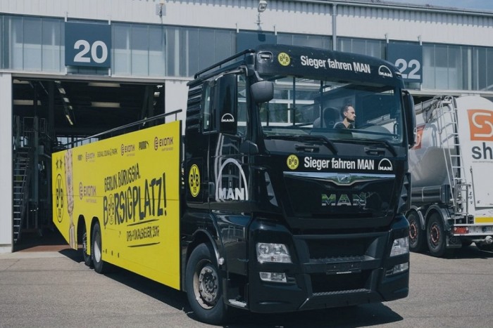 Ez a teherautó áru helyett embereket szállít