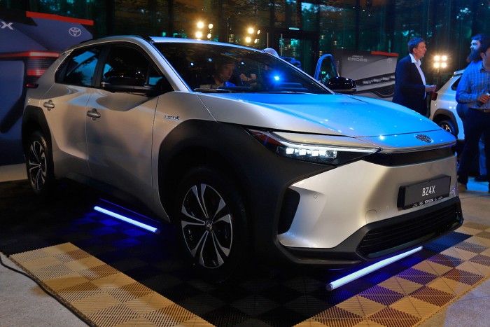 Taktikai atom a Toyotától – megérkezett Magyarországra a Corolla Cross és a bZ4X 27