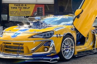 A króm dekorcsíkok gátlástalan istenei kapták el ezt a Toyotát