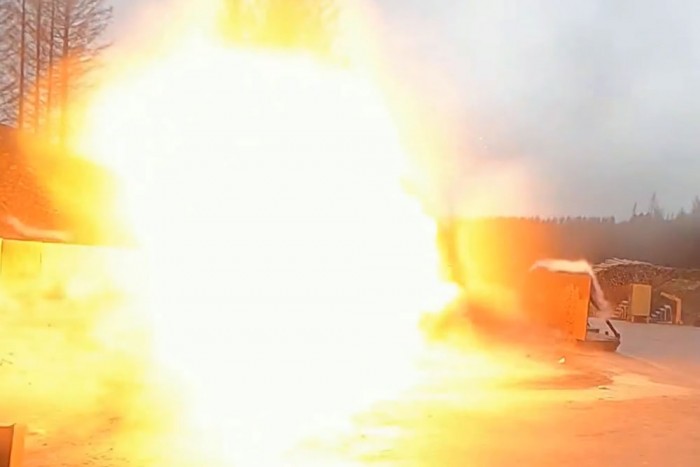 Brutális robbanást élt túl ez az autó