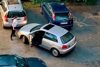 Az ablakból nézte végig a parkoló nő szenvedését