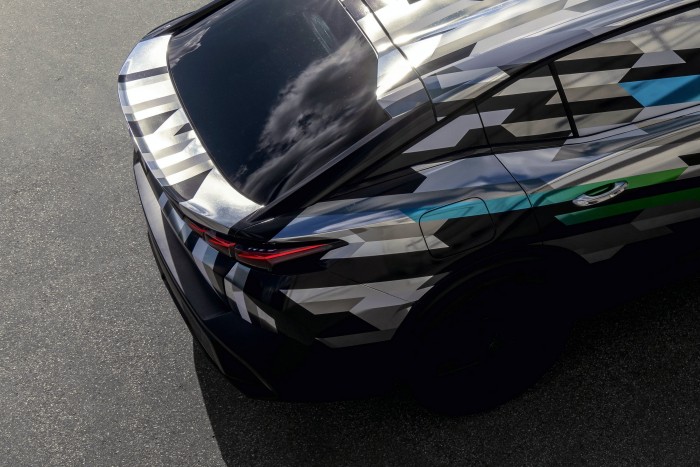 Utolsó tesztköreit futja a Peugeot első terepkupéja