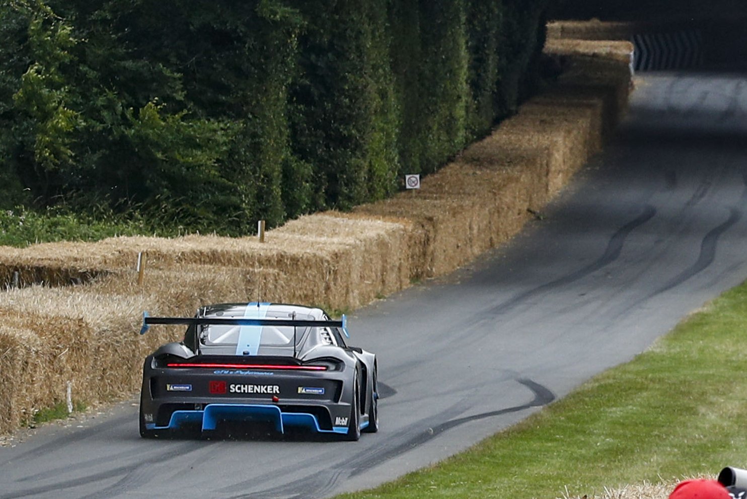 Citromhéj-abroncson gurul a legújabb Porsche 12