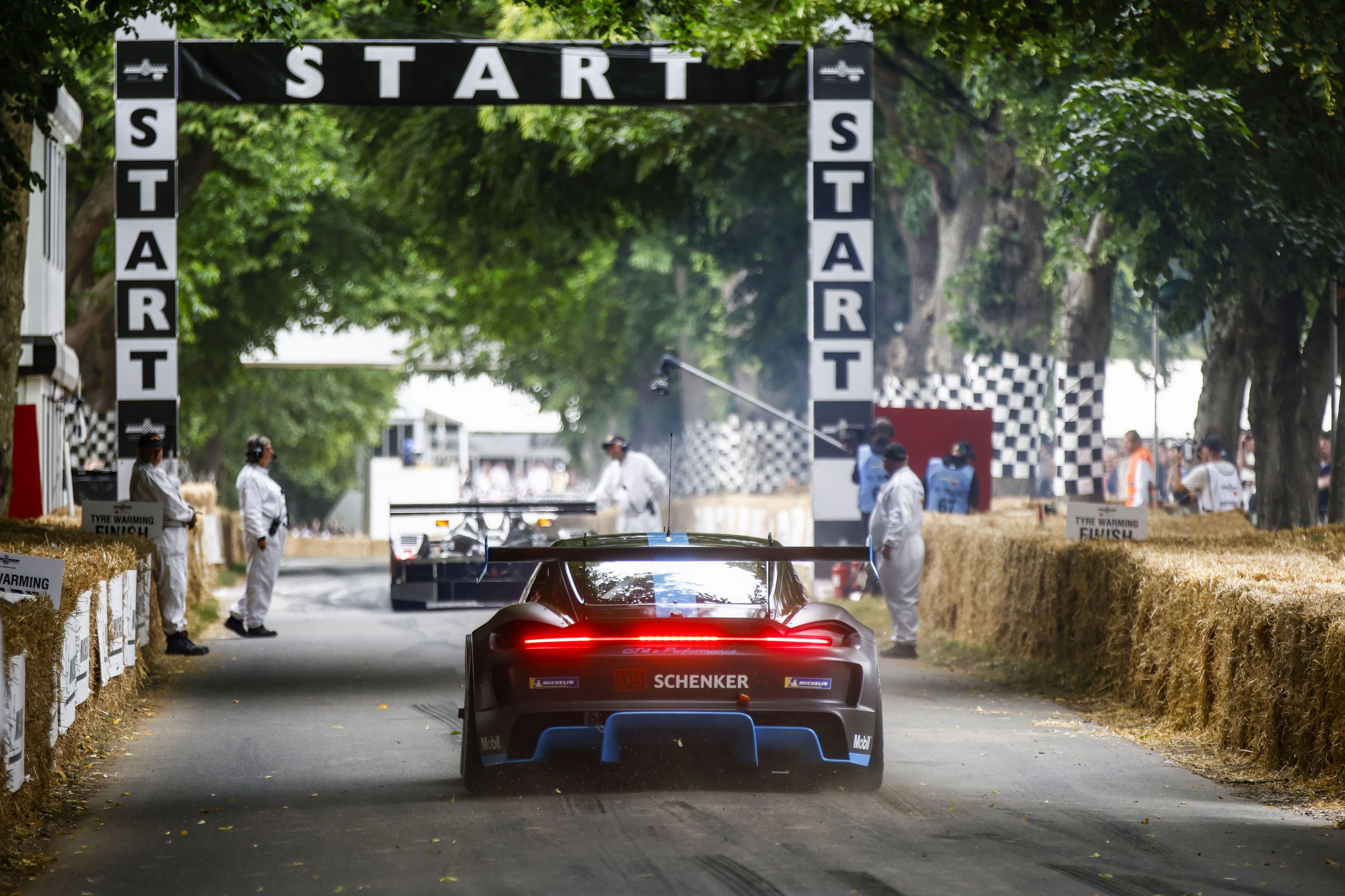 Citromhéj-abroncson gurul a legújabb Porsche 16