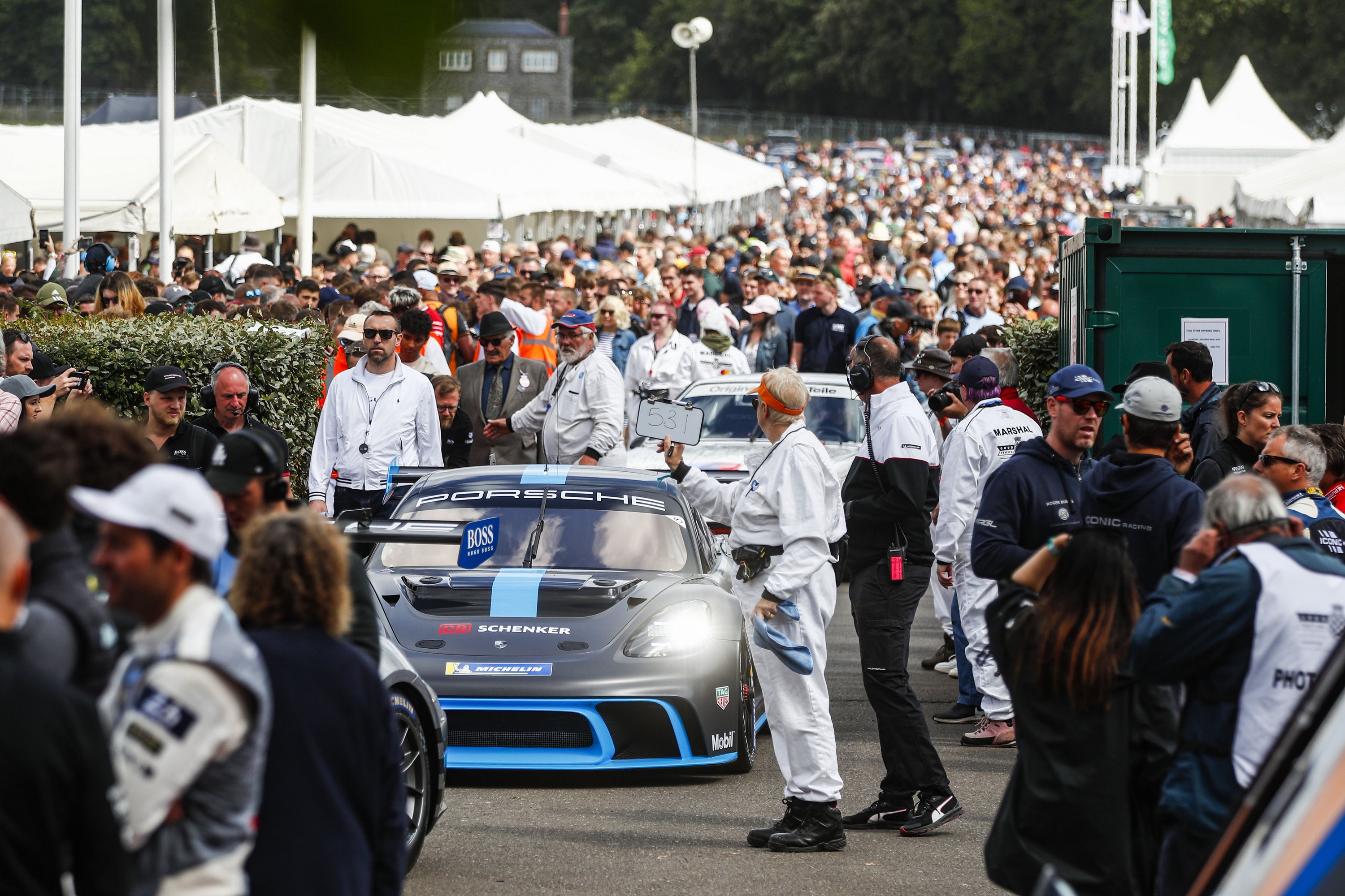 Citromhéj-abroncson gurul a legújabb Porsche 4