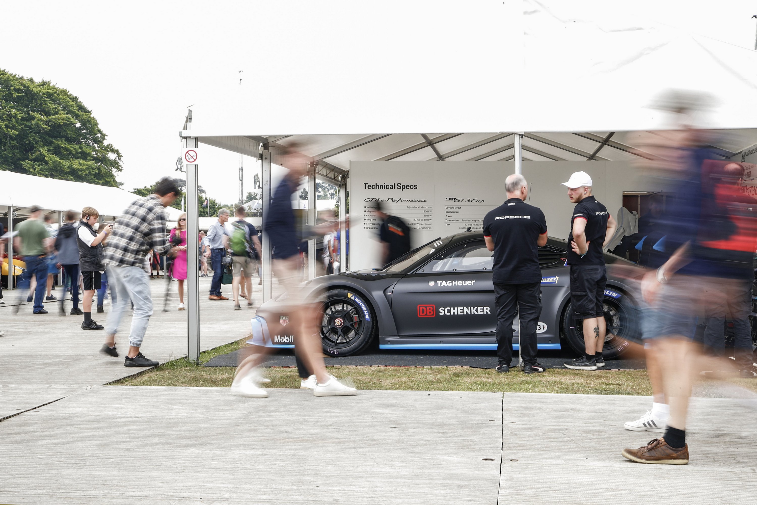 Citromhéj-abroncson gurul a legújabb Porsche 24