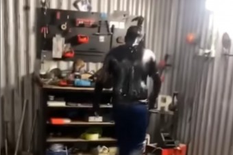 Fekete olajrém lett az autószerelőből, ez lehetett a legrosszabb munkanap