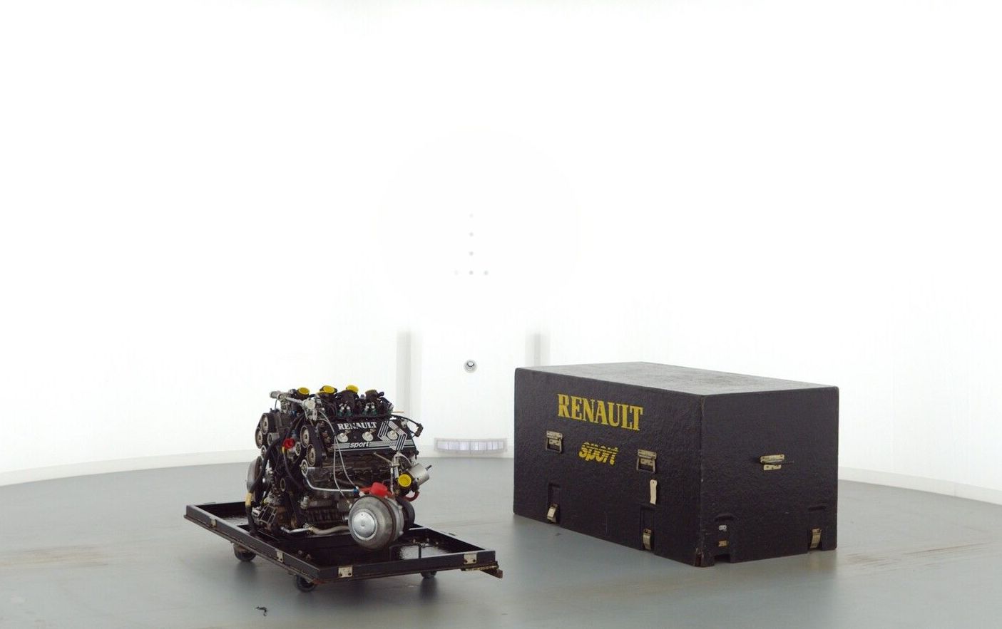 Eladó egy érintetlen Renault F1-es motor a hőskorból 1