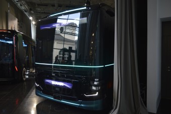 Új önvezető busszal kísérleteznek