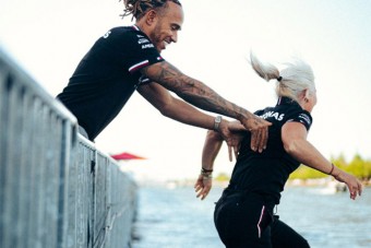 F1: Hamilton vízbe lökte a legfontosabb emberét