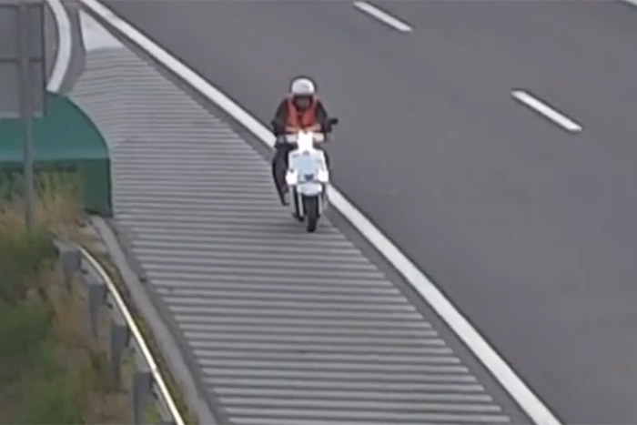 Robogóval hajtott fel az M1-esre, aztán az autók mellett tornázott egy kicsit