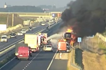Drámai felvétel arról, ahogy kiégett egy autószállító az M86-oson