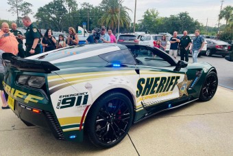 Drogdílerek autójával menőznek a rendőrök