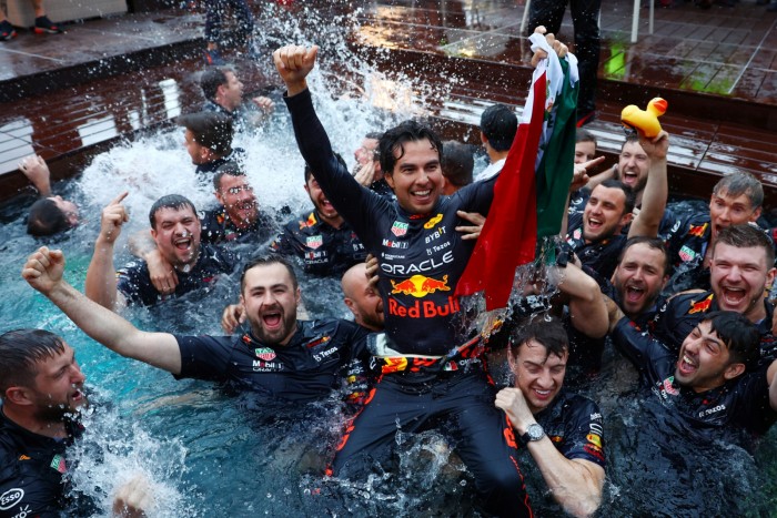 F1: Pérez figyelmeztette Verstappent 3