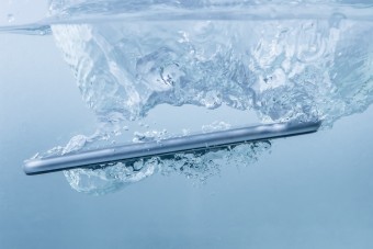 Hónapokat töltött a folyóban, mégis működik a telefon