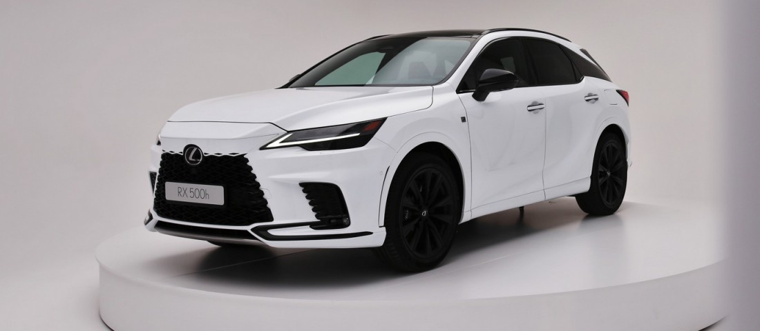 Turbóval, kisebb motorral, nagyobb kényelemmel – Itt az új Lexus RX!