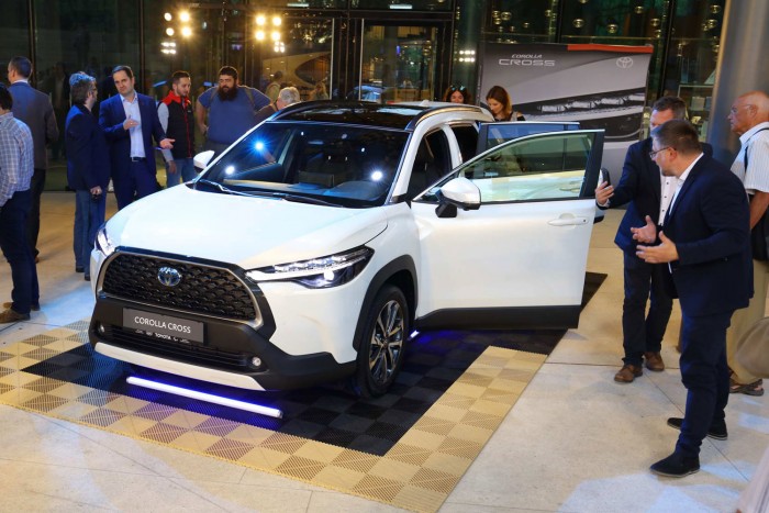 Taktikai atom a Toyotától – megérkezett Magyarországra a Corolla Cross és a bZ4X 24