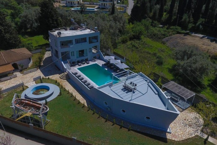 Luxushajót adnak bérbe, ami elsüllyedne a tengeren