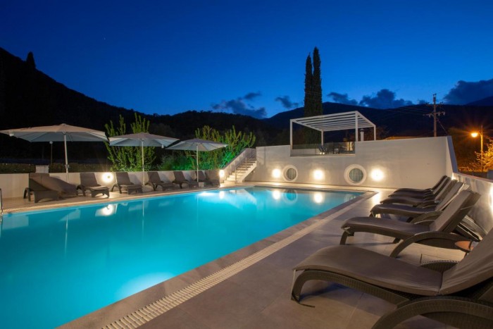 Luxushajót adnak bérbe, ami elsüllyedne a tengeren 1