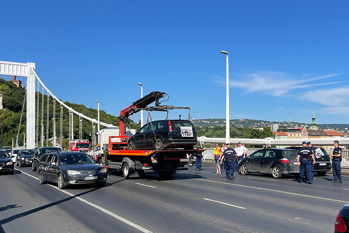 Tüntetők blokkolták az Erzsébet híd forgalmát