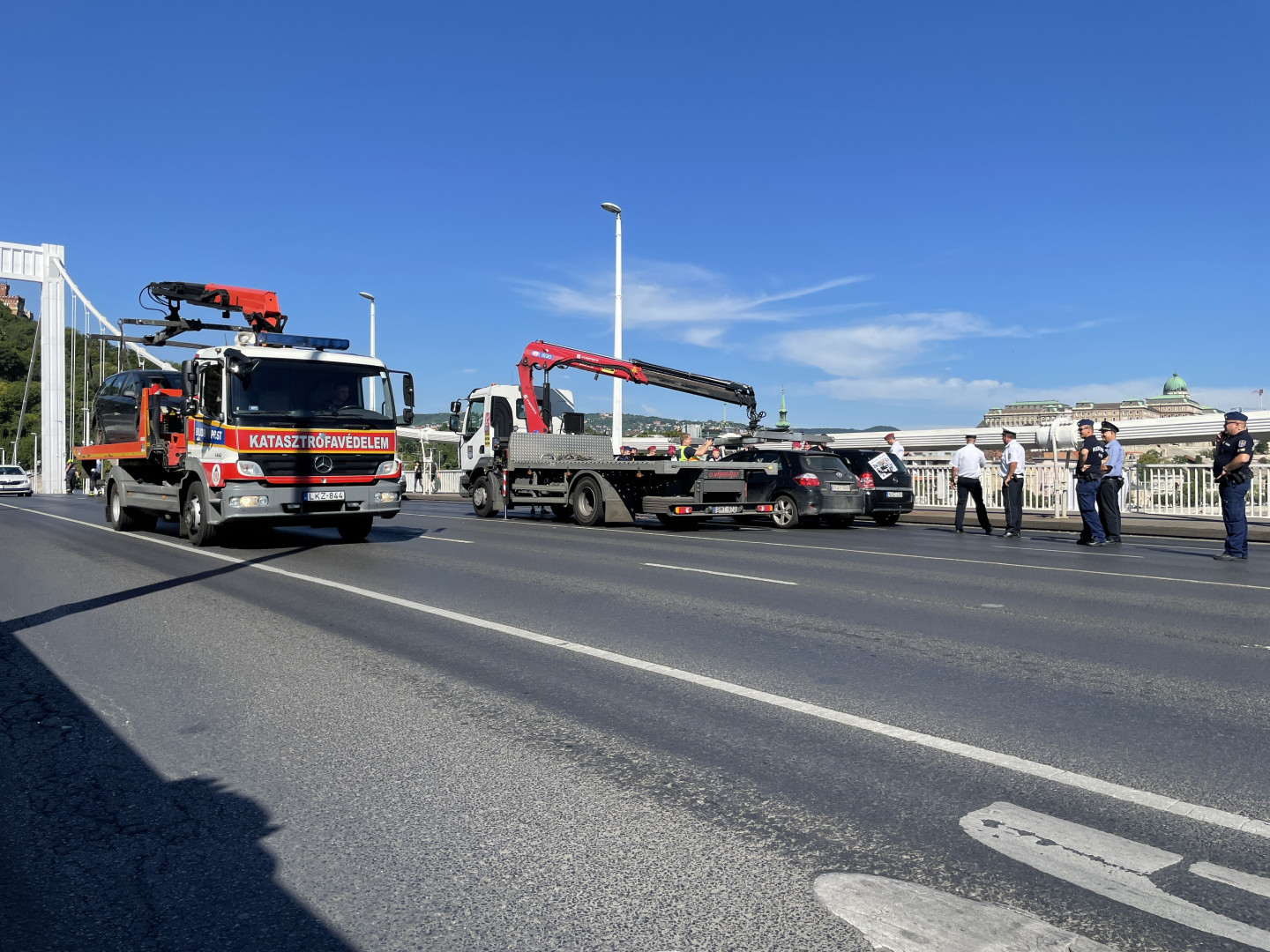 Tüntetők blokkolták az Erzsébet híd forgalmát 1 | Vezess Tüntetők blokkolták az Erzsébet híd forgalmát 1
