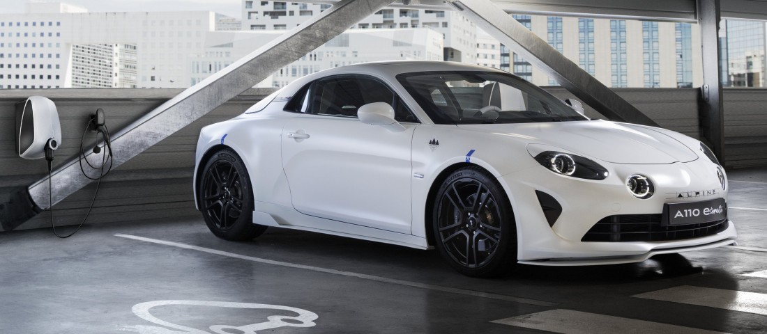 Villanymotort építettek az egyik legjobb sportautóba