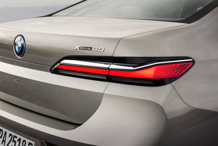 Celebek, politikusok kedvence lehet a páncélozott BMW