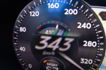 Így száguld egy milliárdos 340 km/óra felett teljes nyugalomban