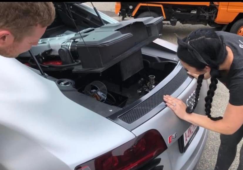 Mindenkit átver az Audi R8-as, óriási poént rejt a motortere 5 | Vezess Mindenkit átver az Audi R8-as, óriási poént rejt a motortere 5