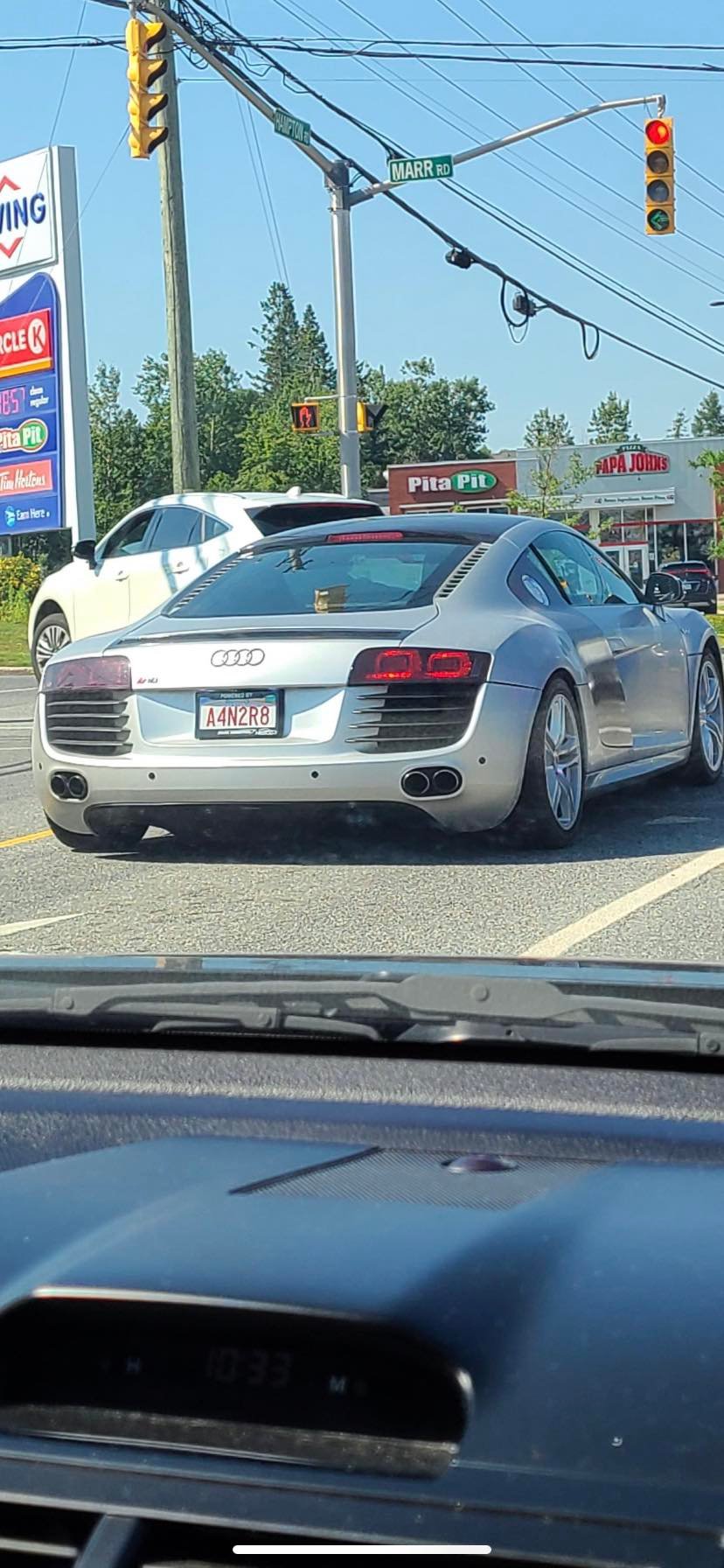 Mindenkit átver az Audi R8-as, óriási poént rejt a motortere 1