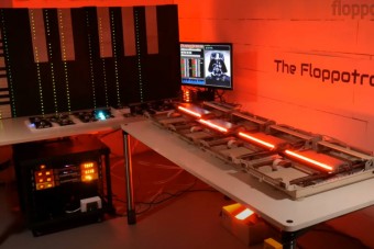 Zenélő gépszörny készült elektronikai hulladékból