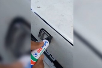 Filctollal firkálták össze az autót, az eredmény döbbenetesen menő