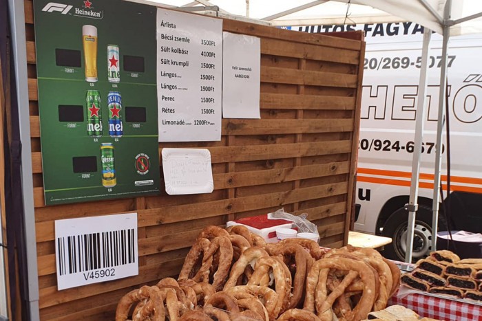 Kígyózó sorok az ingyen vízért a Hungaroringen 6