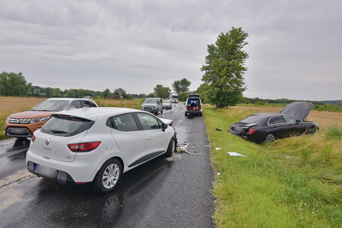 Mercedesre futotta, gumikra nem, simára kopottakkal tört-zúzott a 87-esen