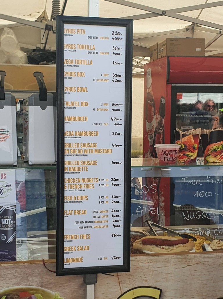 Kígyózó sorok az ingyen vízért a Hungaroringen 8