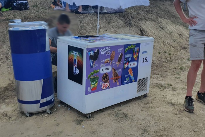 Kígyózó sorok az ingyen vízért a Hungaroringen 9