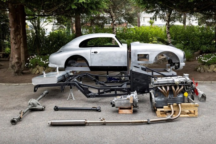 Kirakósként adják el a legendás sportkocsit