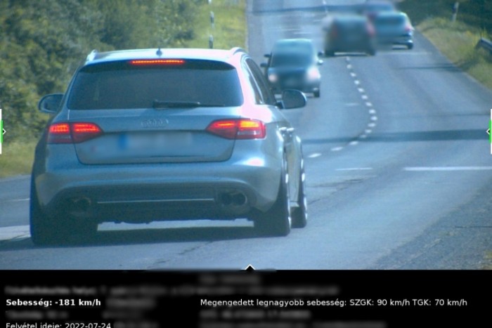 Összekeverte a dartsszal a vezetést, bele is szaladt a traffipaxba 1 | Vezess Összekeverte a dartsszal a vezetést, bele is szaladt a traffipaxba 1